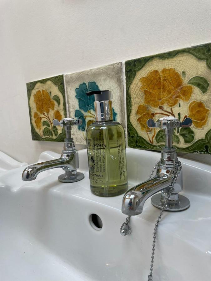 Hebe Cottage - Idyllic And Homely With Attention To Detail Atworth Extérieur photo